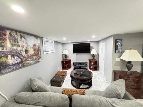 Forest Hill Apartment | 2-Bedroom Sleeps 6 Stay Near EWR & American Dream
