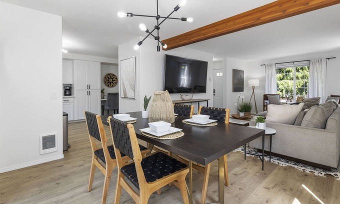 Mukilteo House | 2 bedroom spacious modern townhouse, 75" TV, 5min from Beach