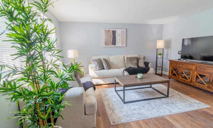 University District Apartment | 2 bedroom Steps from Ohio State Campus