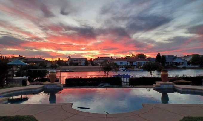 Roseville Apartment | 2 Bedroom Suite on Lake with Boat and Golf Course. Has separate Entry access