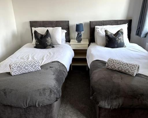 Barnet House | 2 Bedroom Town House Barnet (WIFI + Netflix Included)