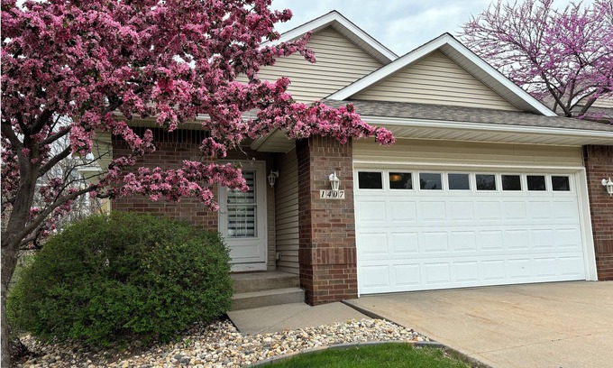 Weber House | 2-bedroom townhome in prime location in Iowa City with AC, WiFi