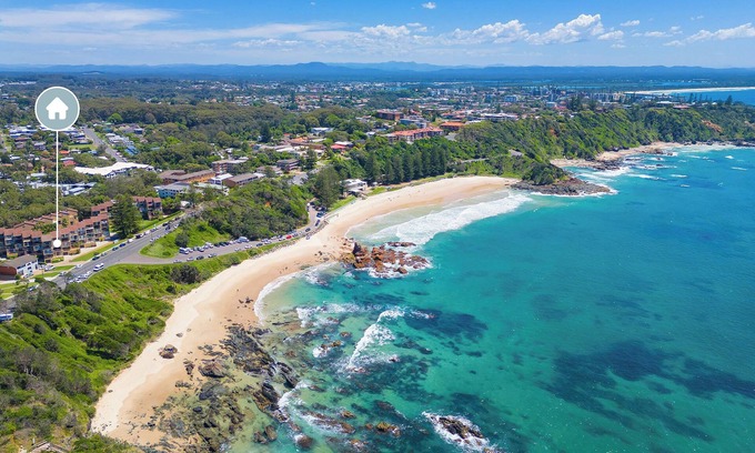 Flynns Beach Apartment | 2 Bedroom unit, Amazing Views, Across from the beach
