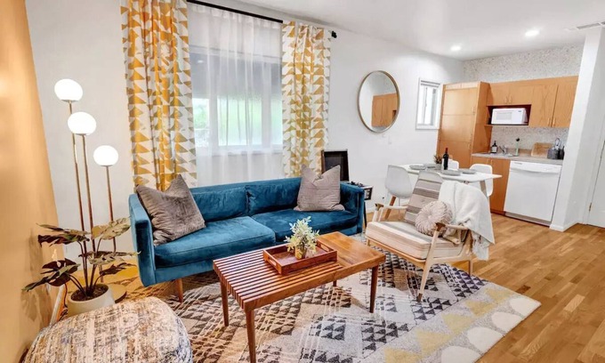 Los Altos House | 2 Bedroom Unit by Long Beach Airport-KING Bed-W/D-Between Universal/Disneylandn