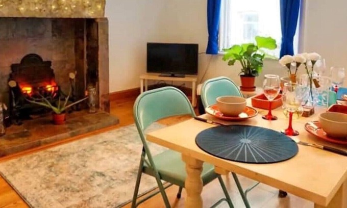 Heptonstall House | 2 bedroom Victorian canal side terrace house.