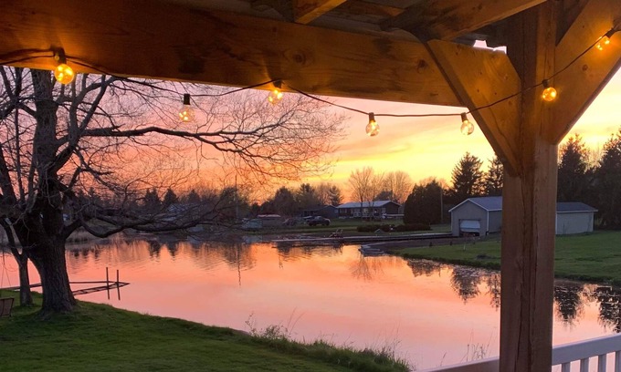 South Glengarry Cottage | 2 Bedroom Waterfront Cottage with boat docks