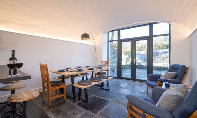 Waterhead House | 2 Bedroom Waterhead Range Cottage by LetMeStay