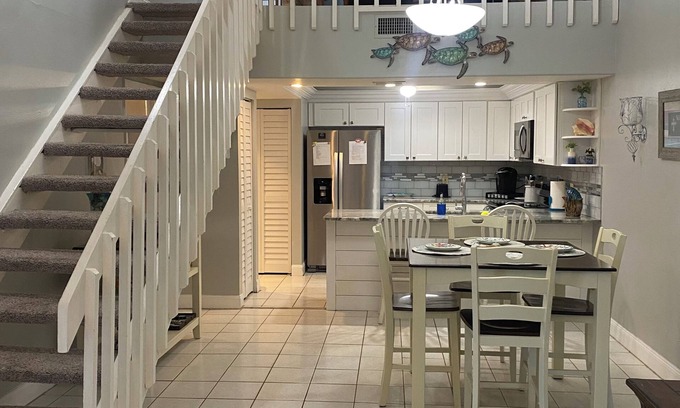 Sandalwood Estates House | 2-bedroom welcoming townhome in Fort Myers with community pool and hot tub.