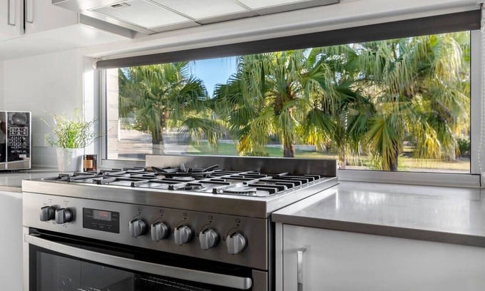 Helensvale Apartment | 2 Bedroom With A/C Near MovieWorld & Wet’n’Wild