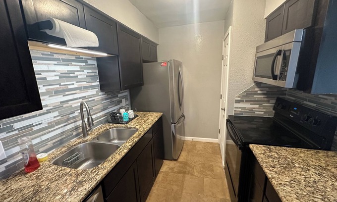 Midland Apartment | ๐ก 2 bedrooms, 1 bathroom ๐ cozy, modern apartment. With sofa bed ๐๏ธn