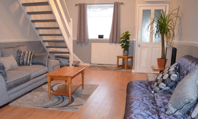 Dover House | 2 bedrooms close to shops, port and train station.