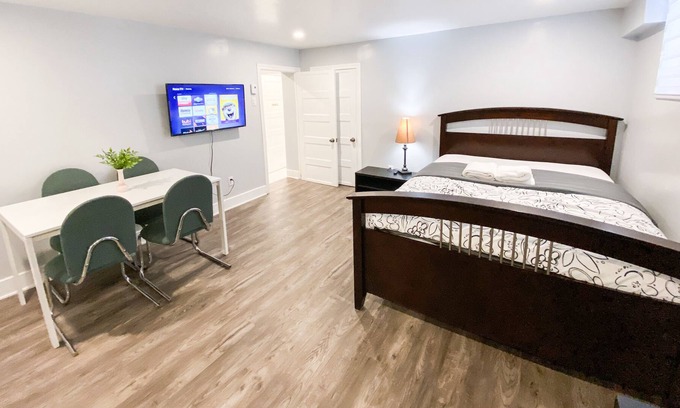 Cote-Des-Neiges—Notre-Dame-De-Grace Apartment | 2 bedrooms in lower level, separate entrance