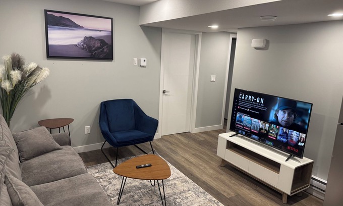 Saskatchewan House | 2-Bedrooms | On site Parking | near YQR Airport