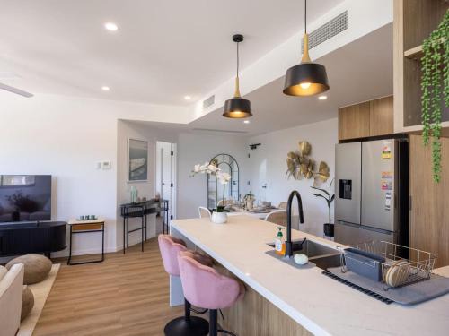 Mount Gravatt House | 2 Beds Apt Walk to Shops and Trails 12 Mins to CBD
