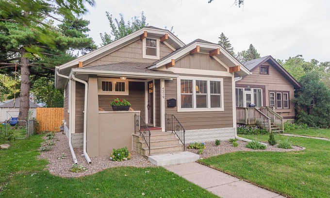 Hiawatha House | 2 beers on tap, like new renovated home between Target Center & airport