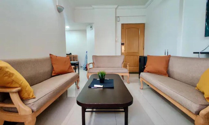 Bandra West Apartment | 2 BHK cozy apartment w/Netflix and wifi in Bandra