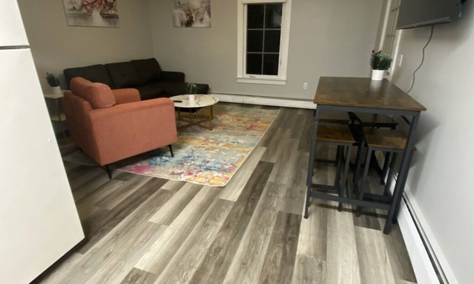 Manchester Center Apartment | 2 block walk to Manchester shops! Short drive to slopes! Pet friendly.