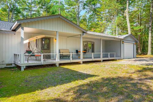Higgins Lake House | 2 Blocks to Boat Ramp Higgins Lake House with Grill