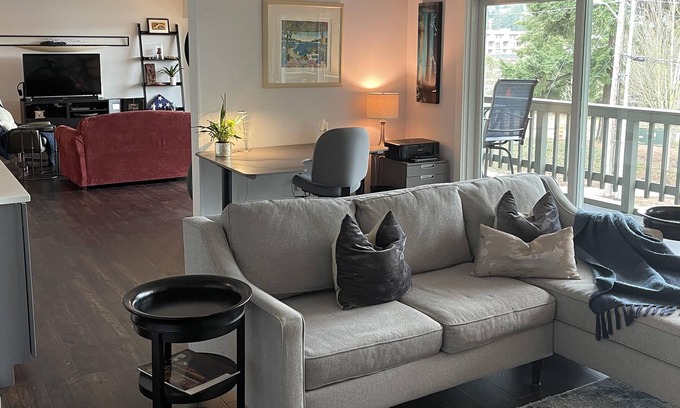 Mercer Island Condo | 2 blocks to shopping, lake Washington, mass transit