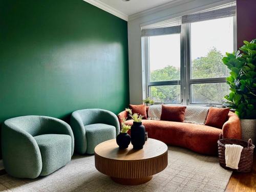 Near West Side Apartment | 2 Br 1 Free Parking Gym