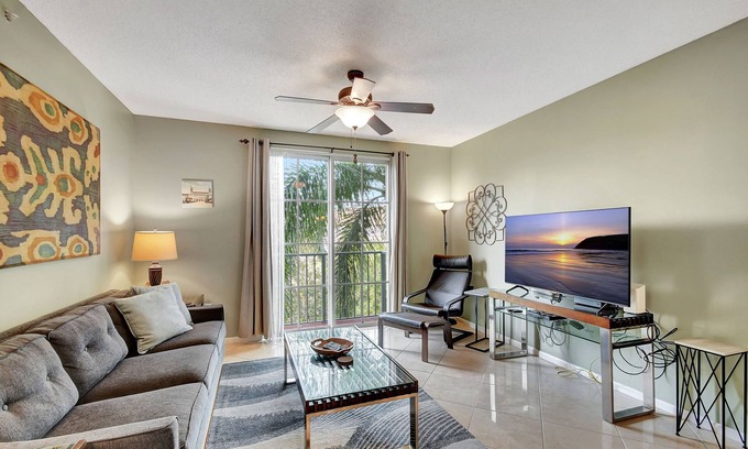 Grandview Heights Apartment | 2 BR/2 BA Condo in Downtown WPB Pool Gym Parking Spot Juliet Balcony