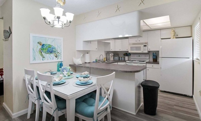 Venice Condo | 2 BR/2 BA second story condo close to beaches - The Sand Dune