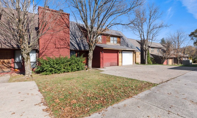 Morgantown House | 2 BR/2 bath King-suite townhouse right next to WVU Stadium & Hospital