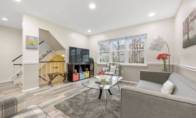 Reston House | 2 BR Bright Chic DC20min, IAD 10 min, Metro