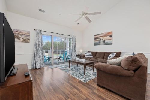 Central Myrtle Beach Apartment | 2 BR Condo, in sought after Myrtlewood! retreat Sleeps 4!