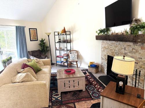Hancock House | 2 BR JIMINY PEAK w Mountain Views SLEEPS 7 Gorgeous