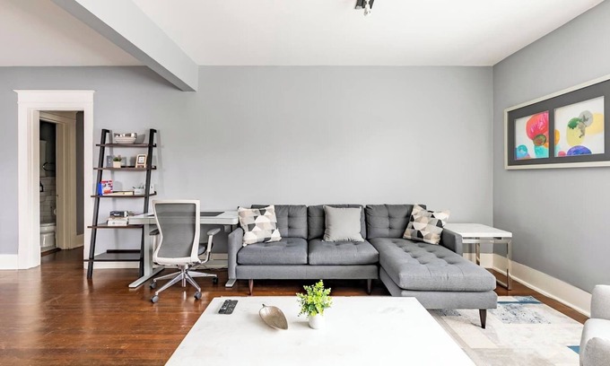 Turtle Creek House | 2 BR Oak Lawn House by Uptown WFH Setups