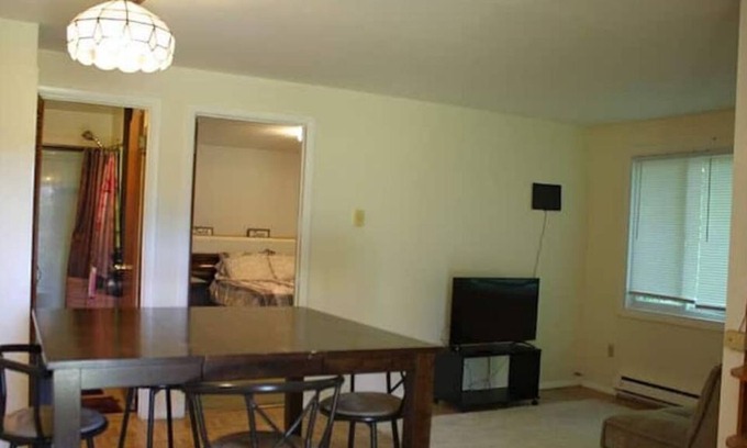 Wallingford Apartment | 2 BR Walking distance to the Oakdale Theater