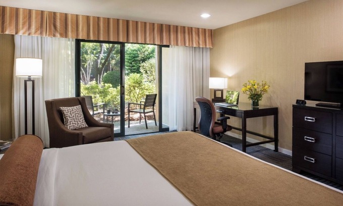 Barron Park Hotel | 2 Comfortable Room with Heated Pool, Free Breakfast & Parking in Palo Alto
