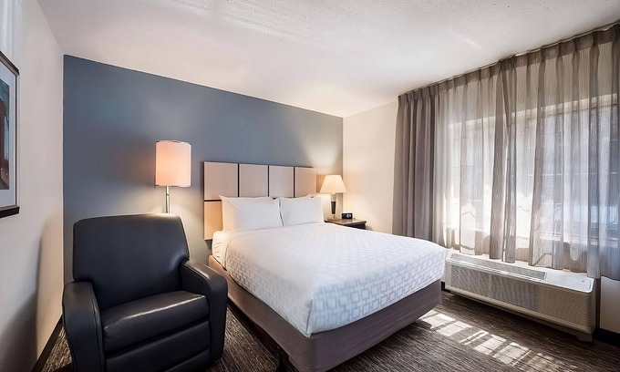 Libertyville House | 2 Comfortable Suites – 2 Miles from Lake County Fairgrounds Events