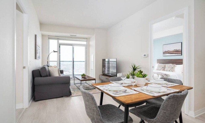 Hurontario Apartment | 2+Den, 2 Bath, Parking, High Floor with View