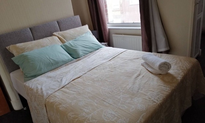 Liverpool House | 2 Ensuites Bedrooms - Cosy Homes - Home away from home, Sleeps 6
