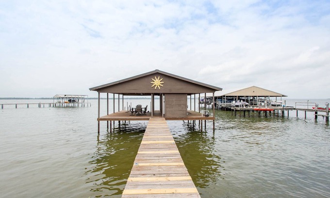 Leisure Land House | 2 Free Kayaks! Gorgeous Home with Great Lakefront Outdoor Space