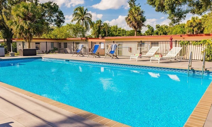 Edgewood Apartment | #2 Heated Pool, Private Patio & Grill, 1BR+sunroom