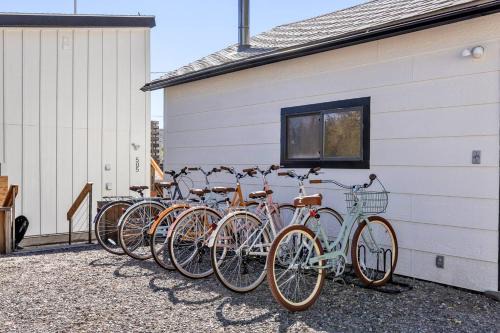 Livingston House | 2 Homes In One! Hot Tub Bikes Near Downtown