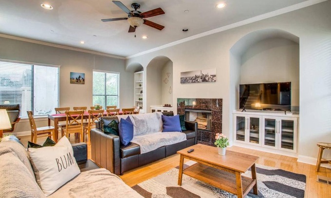 Oak Lawn House | 2 Huge Townhouses in Oak Lawn PERFECT for groups