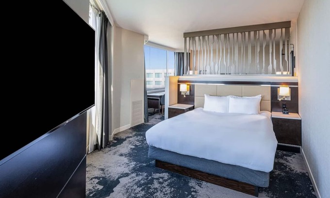 Redwood Shores Hotel | 2 Junior King Suite at Grand Bay San Francisco Hotel, Onsite Pool & Pets Allowed