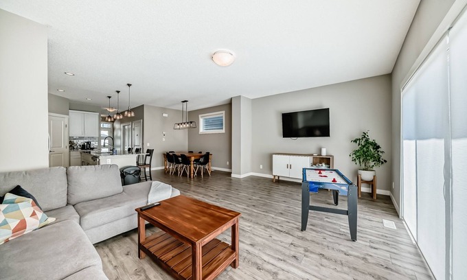Southeast Calgary House | 2 KING BEDS - Sleeps 10 - Pet Friendly - Fenced - Great Location SE 3 + 1 Rooms