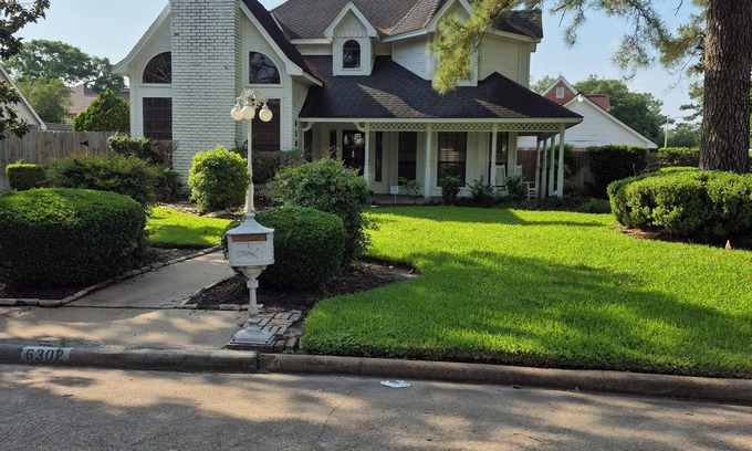 Houston House | 2 King Beds, Swimming Pool, 5TV's, Pool Table, BBQ Grill, Gym Access, Fire pit