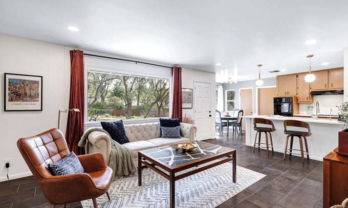 Wetmore House | 2 Kings~1 Queen w/Big Backyard+Fire Pit/n10 min's to Med Center/Airport/6 Flags