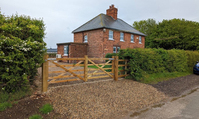 Arnold House | 2 LANE END COTTAGES in Coniston, East Riding Of Yorkshire