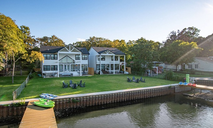Carolyn Estates House | 2 Large lakehouses -Both can be rented for large groups