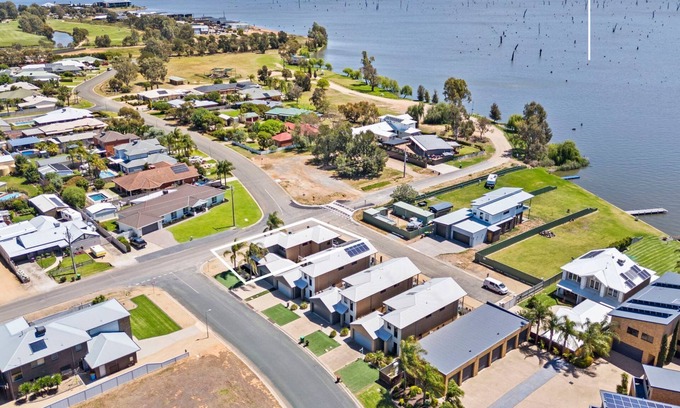 Yarrawonga House | 2 Luton attention skiers, golfers and families