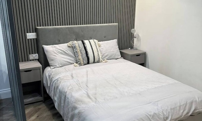 Mayesbrook Apartment | 2 Massive Luxury Garden Studios with Gym Access