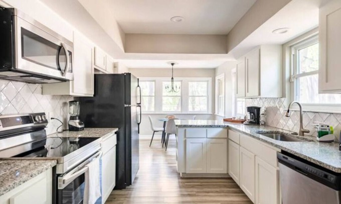 Hidden Creek House | 2 Masters, 3 KING beds, 6 Rooms, Perfect Location.