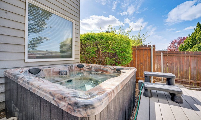 South Richland House | 2 Mi to Badger Mountain: Hot Tub Haven!